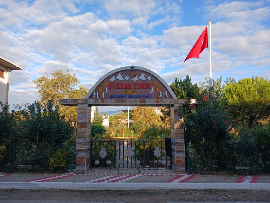 Eşsiz Bir Aşkın Anıtı: Edremit  Akçay'daki  Kilitli Parkın Ardındaki Ölümsüz Sevda Hikayesi
