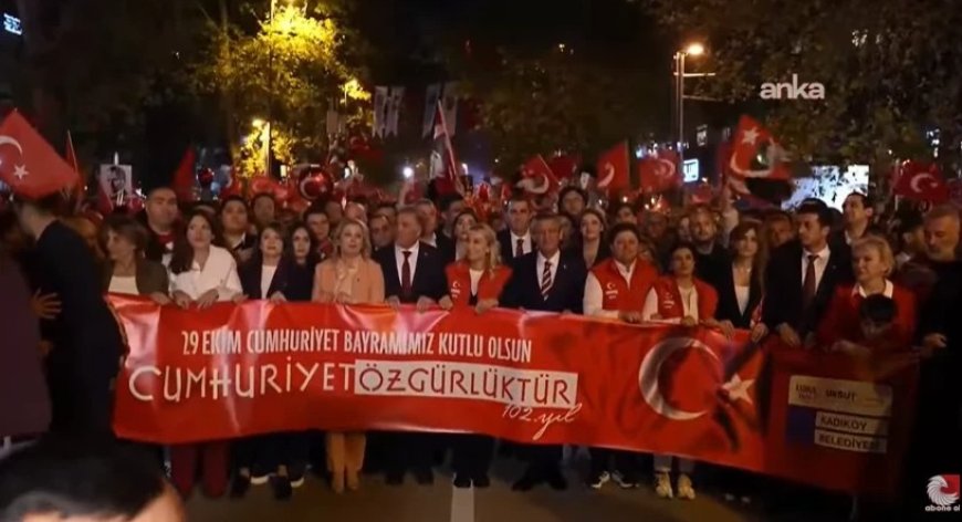 Kadıköy’de cumhuriyet coşkusu: Bağdat Caddesi’nde fener alayı, ülke genelinde kutlamalar