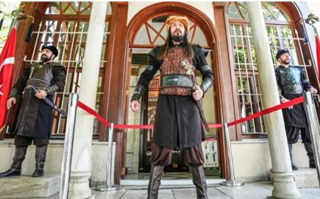 Osman Gazi Türbesi’nde alp kıyafetli nöbet 5 yıldır sürüyor