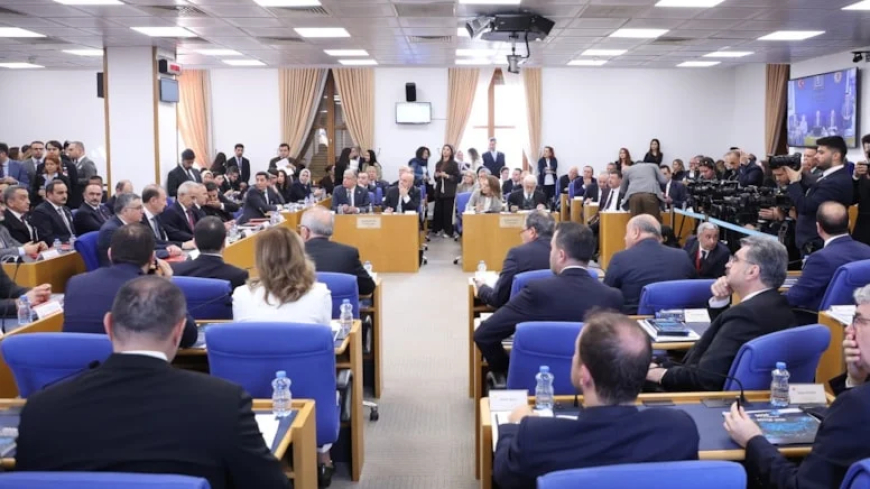 TBMM'de  Kürt İlleri Tartışması: AKP'li Muş'tan DEM Partili Vekile Anayasa Uyarısı