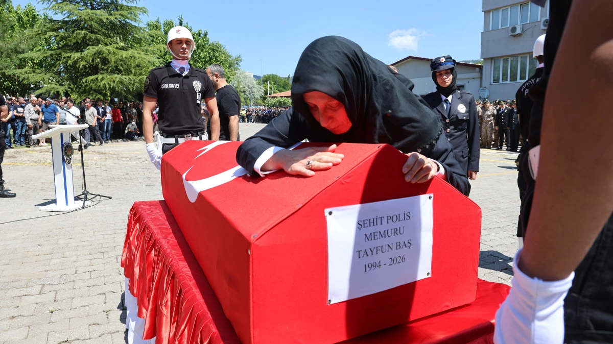 Şehit Tayfun Baş’a eşinden yürek yakan veda: Baban melek oldu