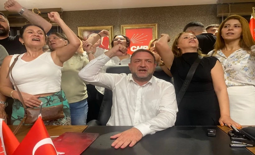 CHP İzmir’de kapı krizi büyüdü: Siyaset mi, koltuk savaşı mı?