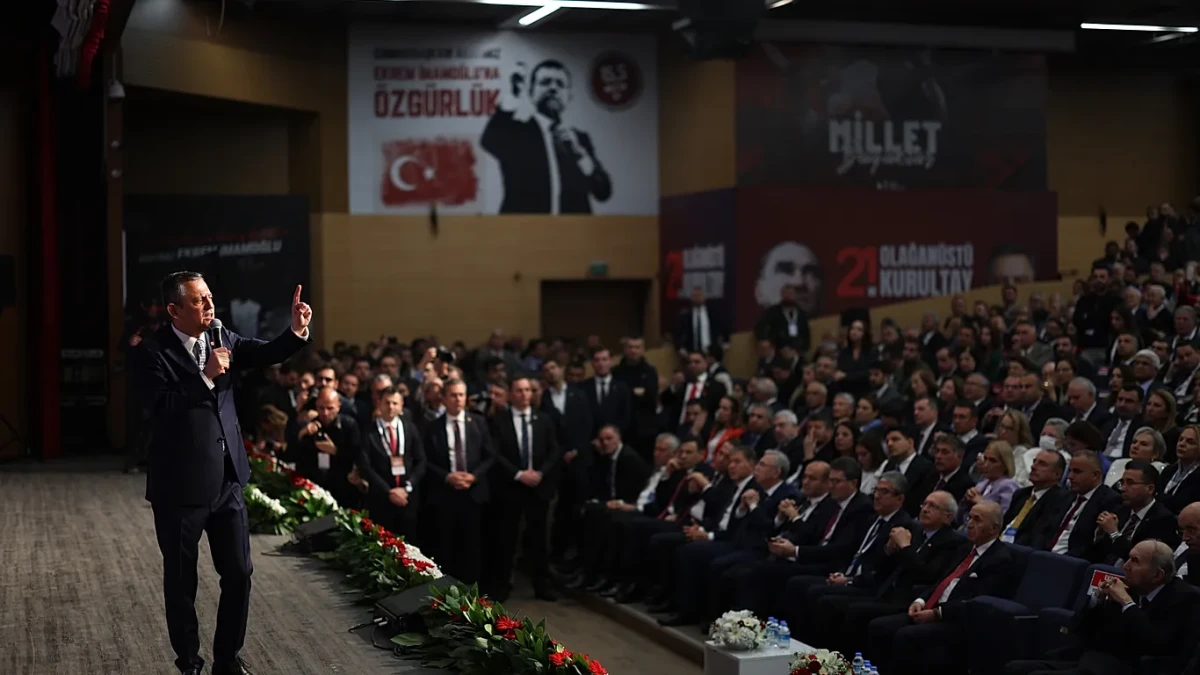 CHP’de Özgür Özel ve Ekibinden Kurultay İçin Toplu İstifa Hamlesi