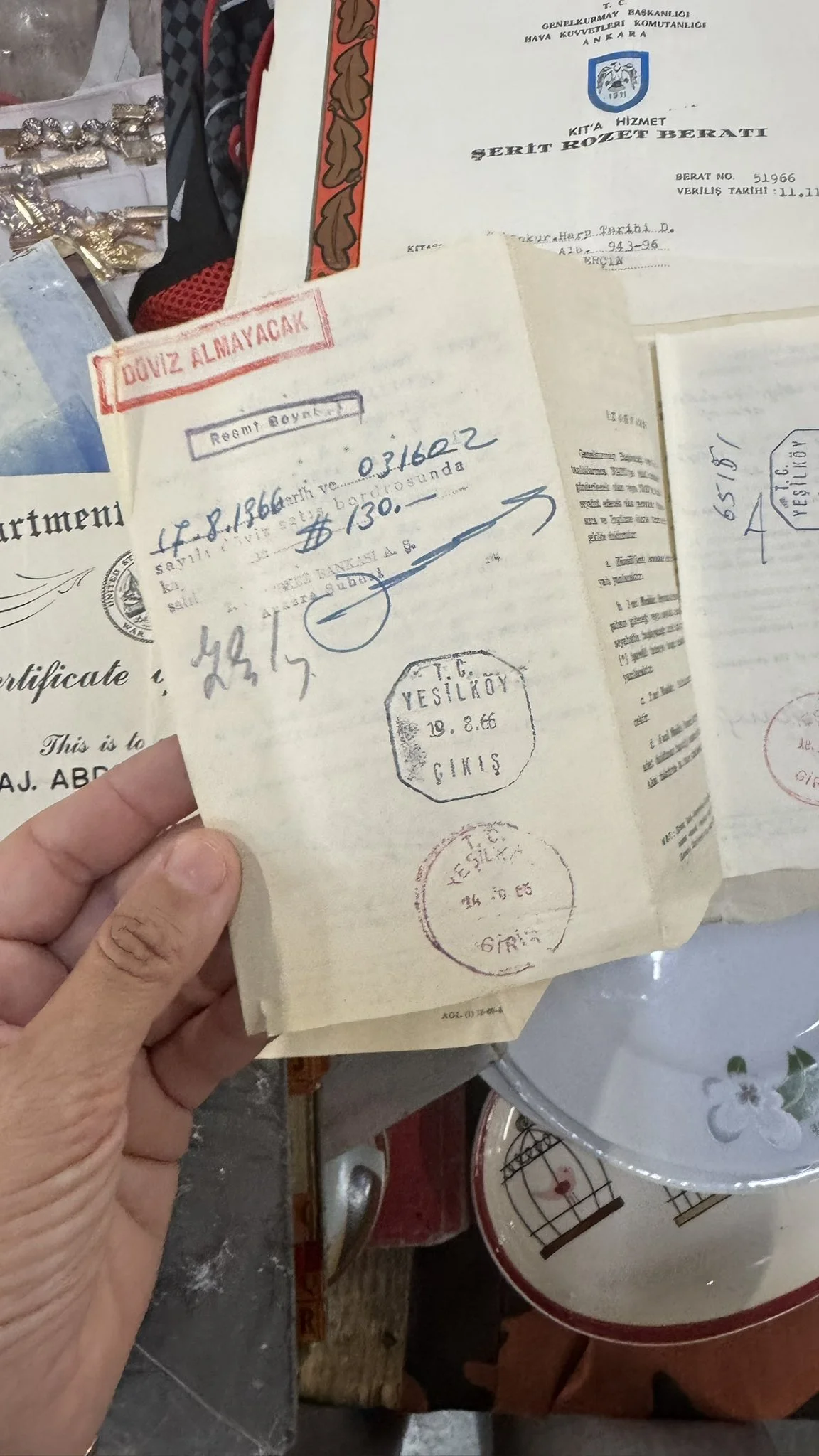 Kadıköy Bit Pazarı’nda eski havacı albaya ait evraklar bulundu
