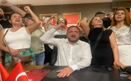 CHP İzmir’de kapı krizi büyüdü: Siyaset mi, koltuk savaşı mı?