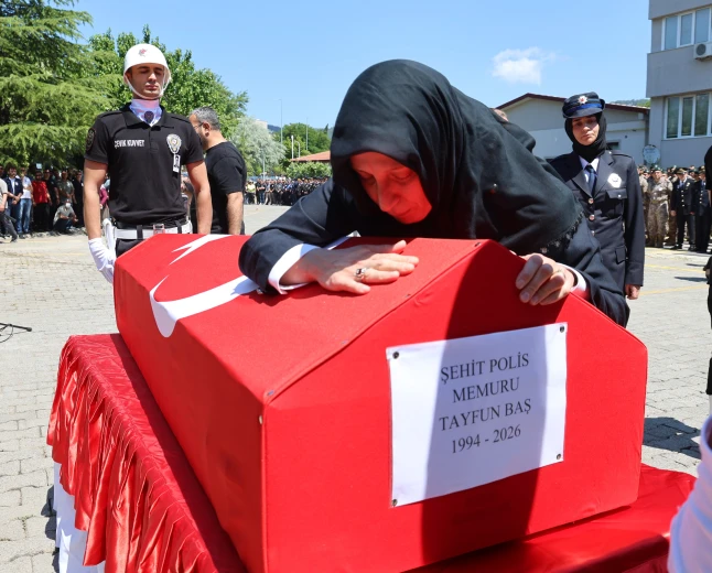 Şehit Tayfun Baş’a eşinden yürek yakan veda: Baban melek oldu
