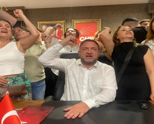 CHP İzmir’de kapı krizi büyüdü: Siyaset mi, koltuk savaşı mı?