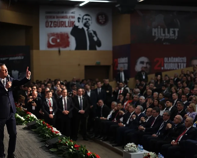 CHP’de Özgür Özel ve Ekibinden Kurultay İçin Toplu İstifa Hamlesi