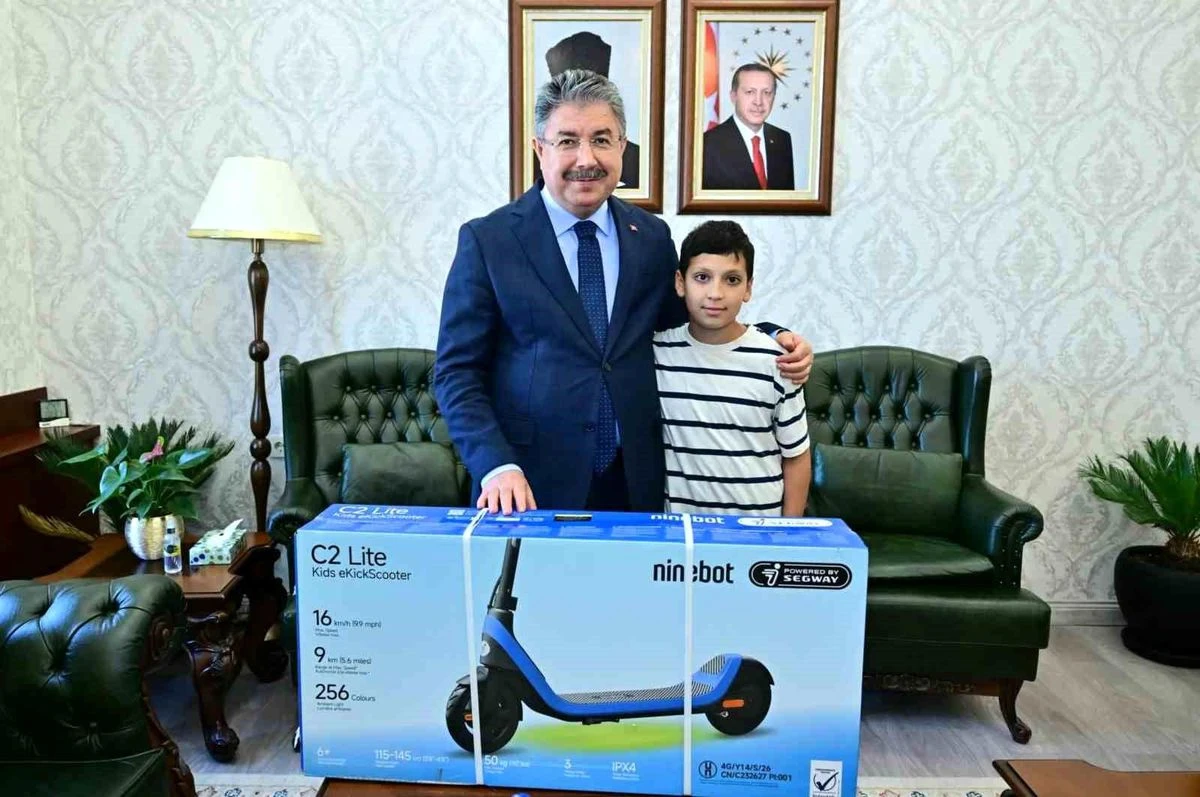 Vali Yılmaz şehit Eyüp Dereli’nin oğluna scooter sözünü tuttu