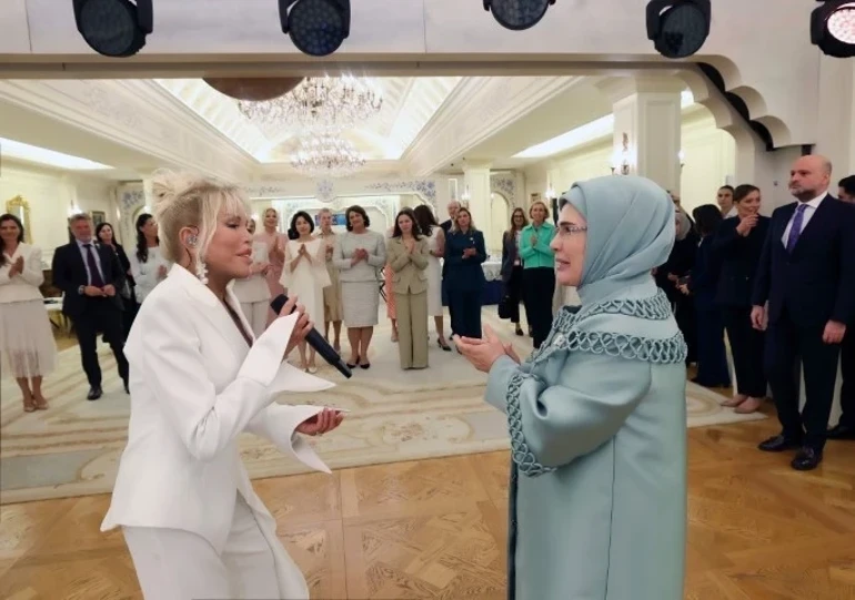 Ajda Pekkan, NATO lider eşlerine Çankaya Köşkü’nde dört dilde söyledi