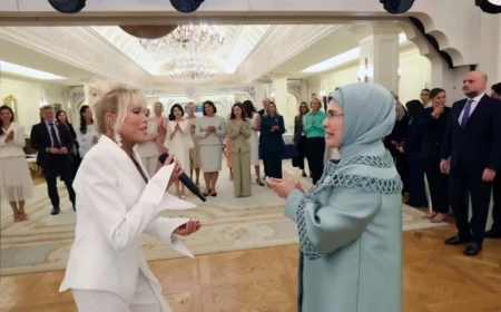 Ajda Pekkan, NATO lider eşlerine Çankaya Köşkü’nde dört dilde söyledi