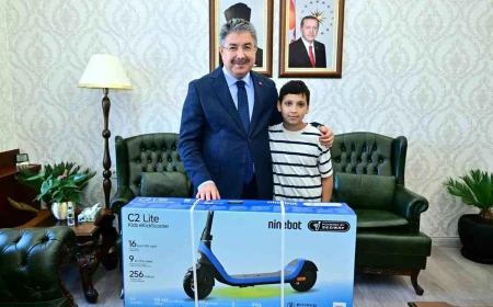 Vali Yılmaz şehit Eyüp Dereli’nin oğluna scooter sözünü tuttu