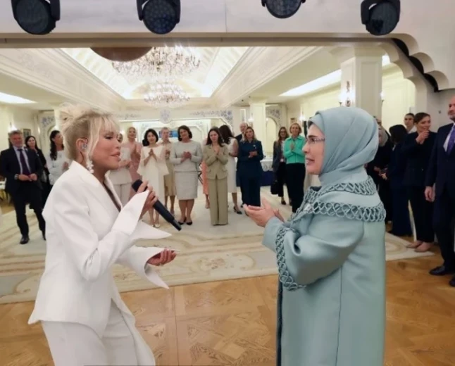 Ajda Pekkan, NATO lider eşlerine Çankaya Köşkü’nde dört dilde söyledi