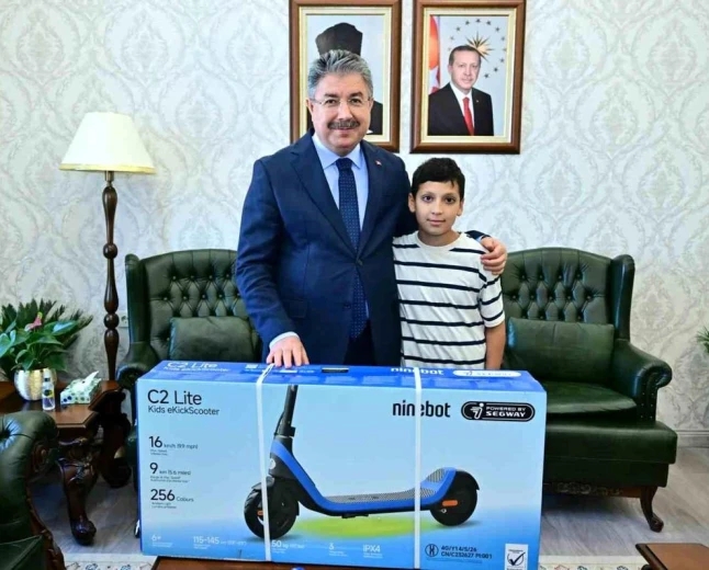 Vali Yılmaz şehit Eyüp Dereli’nin oğluna scooter sözünü tuttu