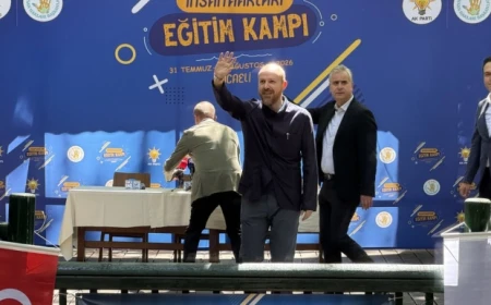 Bilal Erdoğan, Kocaeli’de insan hakları kampında gençlerle buluştu