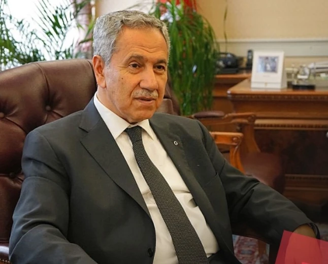 Arınç’tan parti siyasetinden çekilen Davutoğlu’na kapsamlı veda mesajı