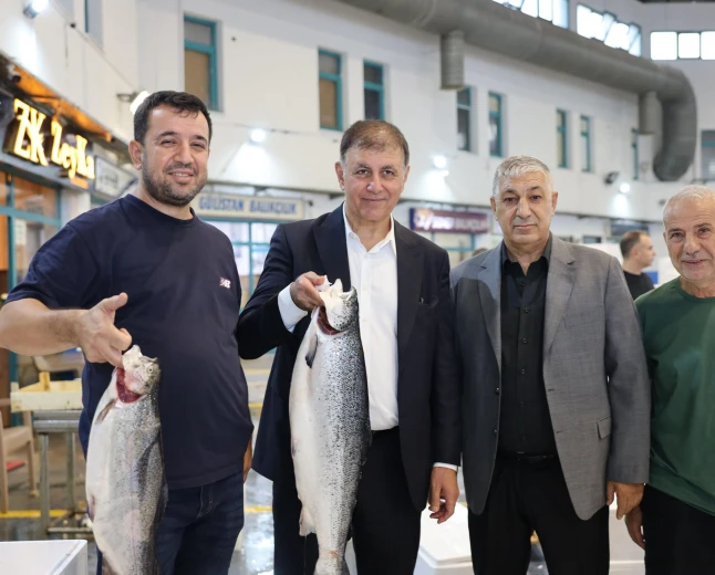 İzmir’de balıkçılık sezonu açıldı: İlk ürünler tezgâhlarda