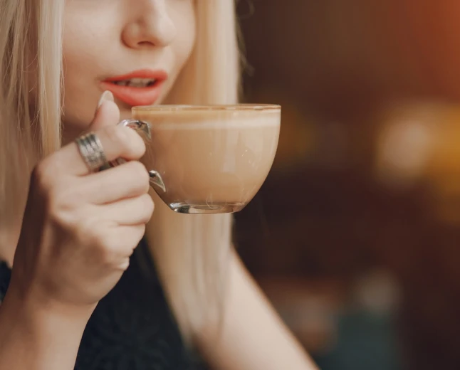 Çay ve kahveyi çok sıcak içmek yemek borusunu nasıl etkiliyor?