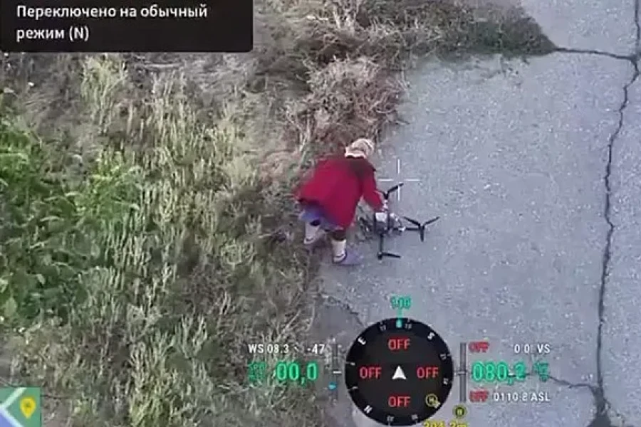 Ukraynalı yaşlı kadın Rus drone’una eliyle müdahale etti